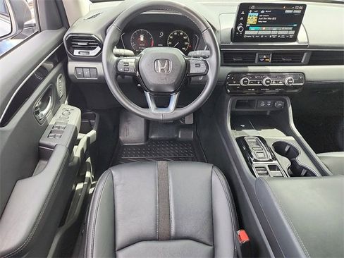 Used 2025 Honda Pilot Touring image 11