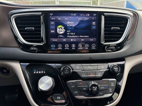 Used 2019 Chrysler Pacifica Touring-L Plus w/ Tire & Wheel Group image 11