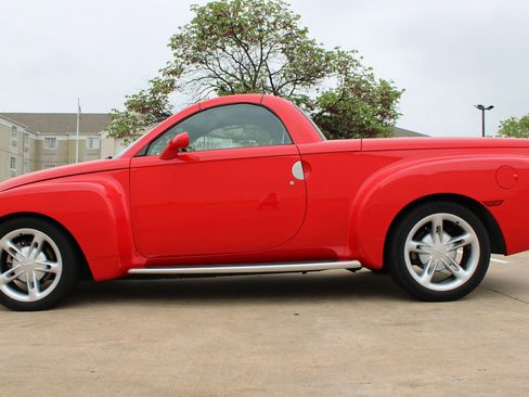 Used 2004 Chevrolet SSR w/ Preferred Equipment Group RWD image 14