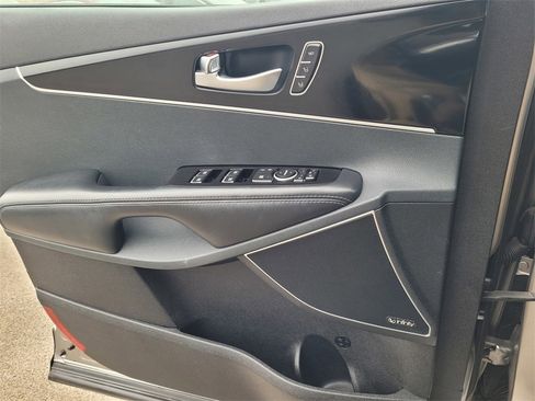 Used 2018 Kia Sorento SX image 14