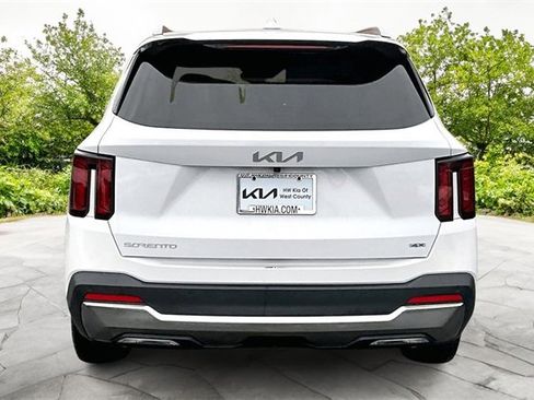 Certified 2025 Kia Sorento S w/ Panoramic Sunroof Package image 4
