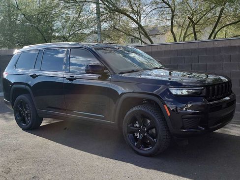 Used 2023 Jeep Grand Cherokee L Laredo RWD image 2