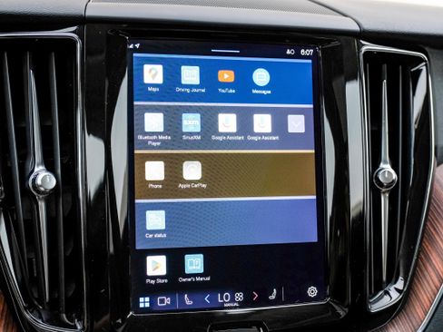 Used 2023 Volvo XC60 B5 Plus image 27