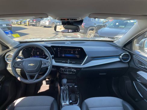 Used 2025 Chevrolet Trax LT image 32