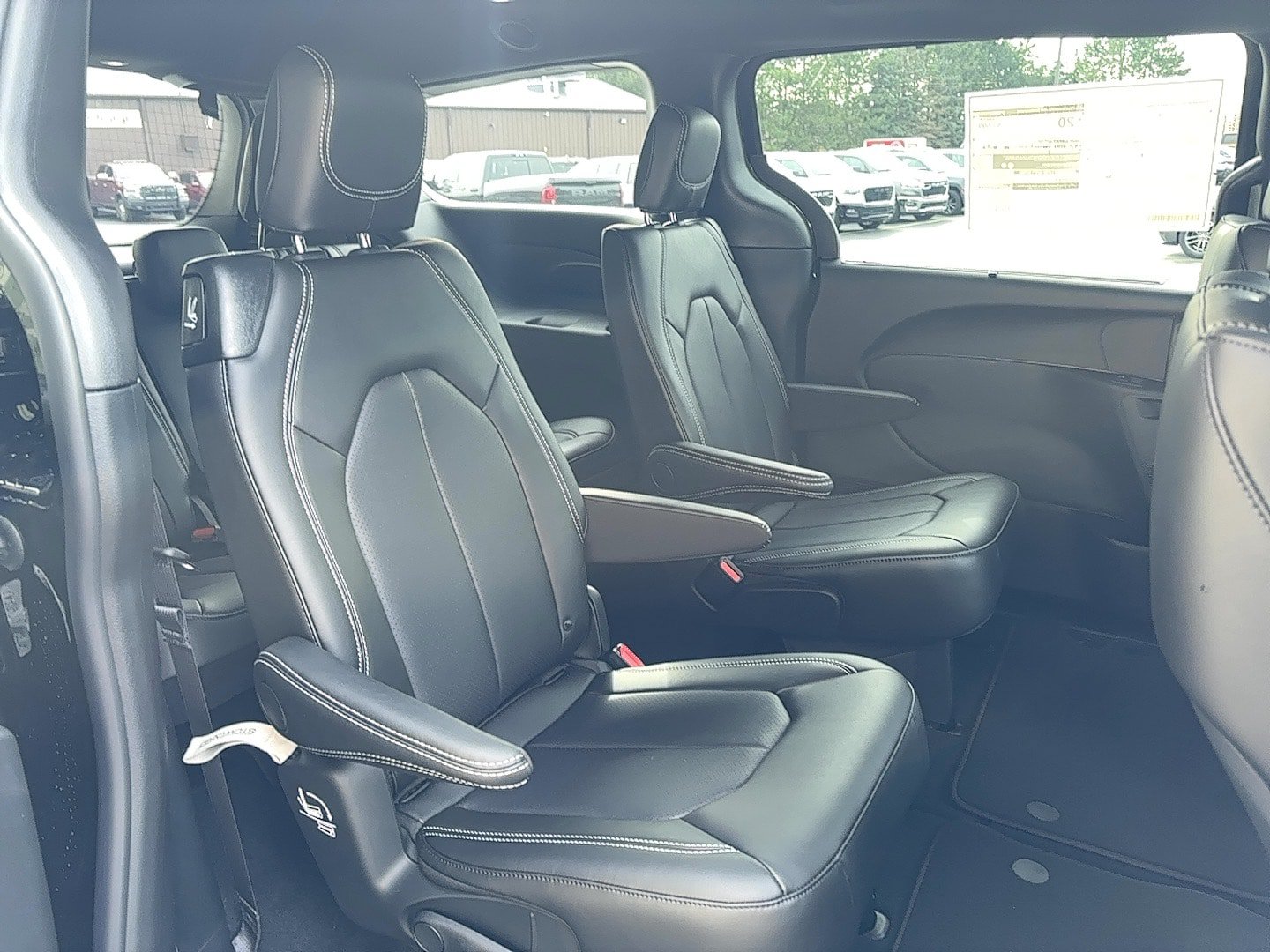 New 2027 Chrysler Pacifica Select AWD/4WD image 7