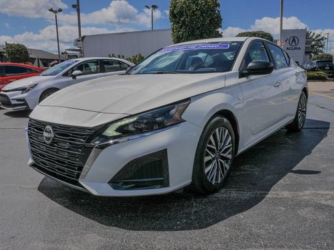 Used 2025 Nissan Altima 2.5 SV FWD image 3