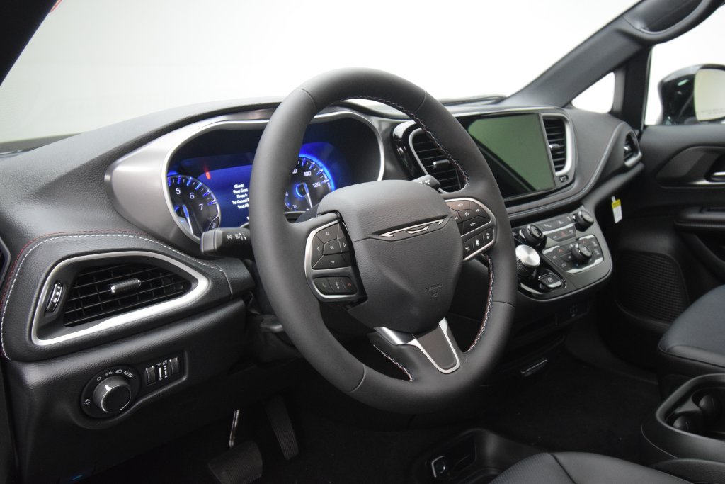 New 2027 Chrysler Pacifica Select FWD image 32
