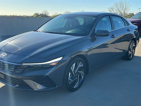 Used 2025 Hyundai Elantra Limited image 9