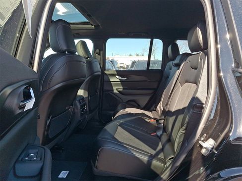 New 2025 Jeep Grand Cherokee 4WD image 5