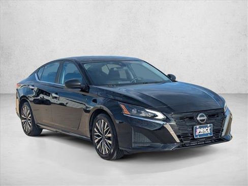 Used 2025 Nissan Altima 2.5 SV FWD image 3