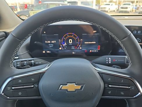 Used 2025 Chevrolet Traverse LT w/ LPO, Floor Liner Package FWD image 11
