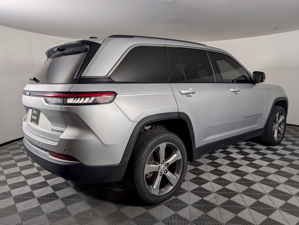 Used 2022 Jeep Grand Cherokee Limited w/ Luxury Tech Group II RWD image 8