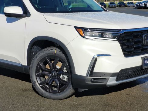 New 2025 Honda Pilot Touring image 3