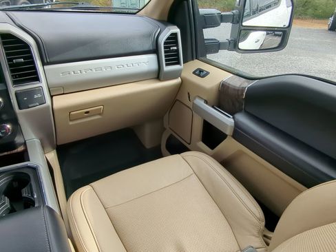 Used 2019 Ford F250 Lariat w/ Chrome Package image 15