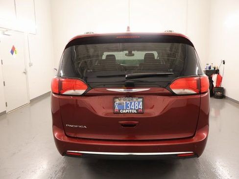 Used 2019 Chrysler Pacifica Touring-L image 3