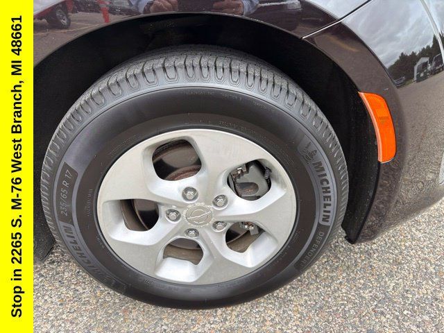 Used 2017 Chrysler Pacifica Touring-L Plus FWD image 8