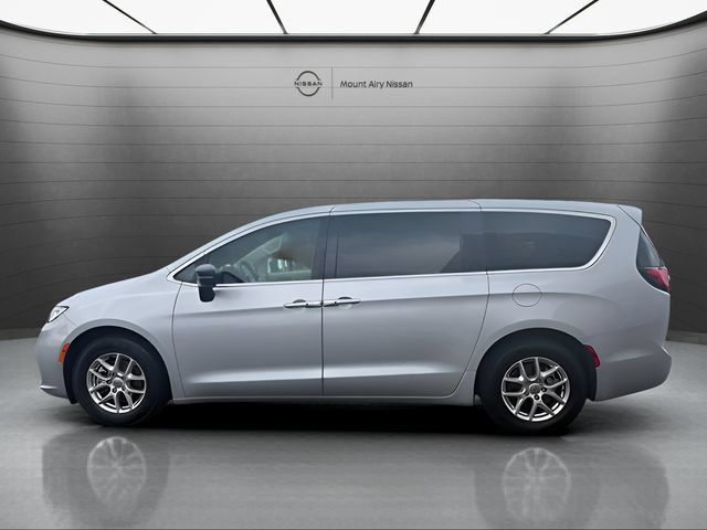 Used 2024 Chrysler Pacifica Touring-L FWD image 7