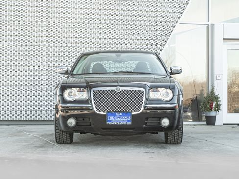Used 2010 Chrysler 300 C image 28