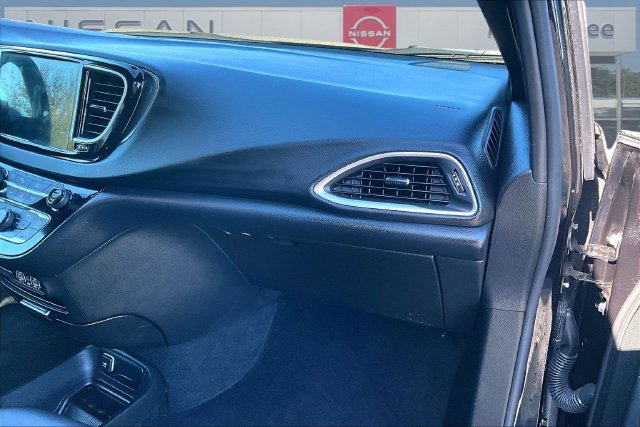 Used 2025 Chrysler Pacifica Select FWD image 27