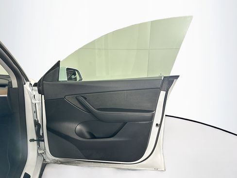 Used 2022 Tesla Model Y Long Range image 32