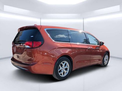 Used 2018 Chrysler Pacifica Touring Plus w/ Tire & Wheel Group image 4