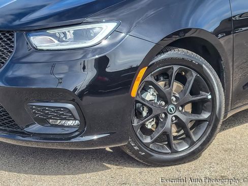 Used 2025 Chrysler Pacifica Limited FWD image 5