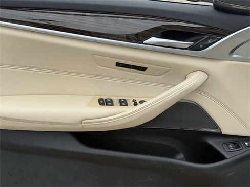 Used 2023 BMW 530e image 27