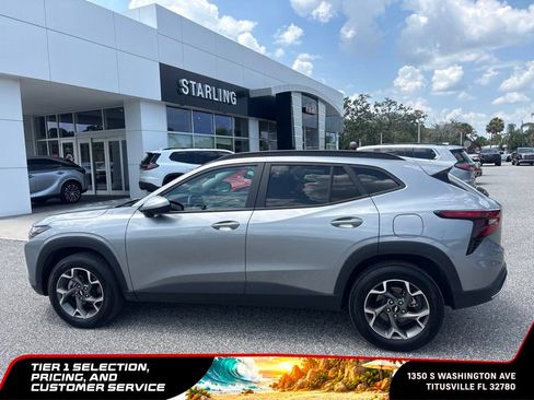 Used 2025 Chevrolet Trax LT w/ LT Convenience Package FWD image 2