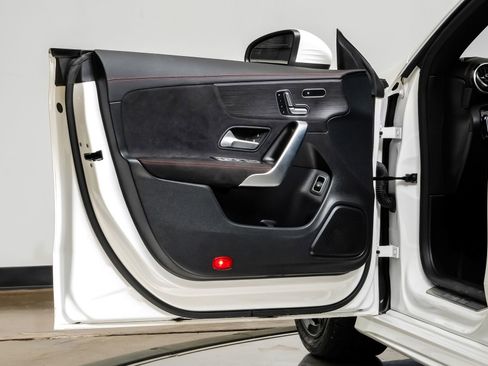 Used 2023 Mercedes-Benz CLA 250 4MATIC image 39