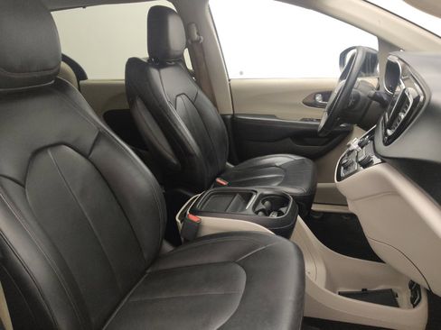 Used 2017 Chrysler Pacifica Touring-L w/ Tire & Wheel Group image 21