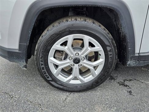 Used 2025 Jeep Compass Sport image 9