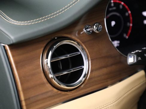 New 2025 Bentley Bentayga image 36