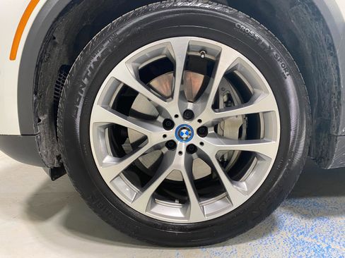 Certified 2025 BMW X5 xDrive50e w/ Premium Package image 24