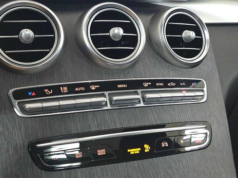 Used 2020 Mercedes-Benz GLC 300 4MATIC image 32