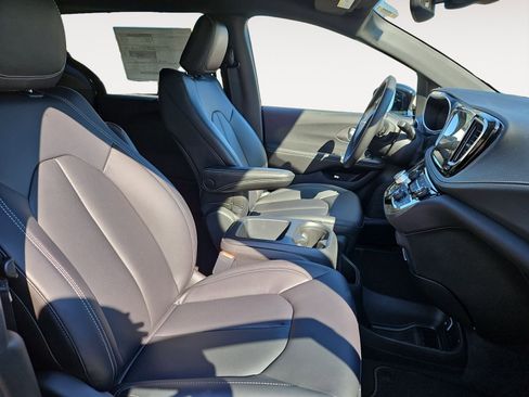 New 2026 Chrysler Pacifica Select FWD image 15