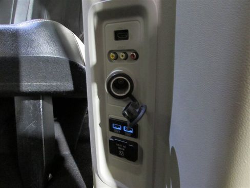 Used 2014 Chrysler Town & Country Touring image 96