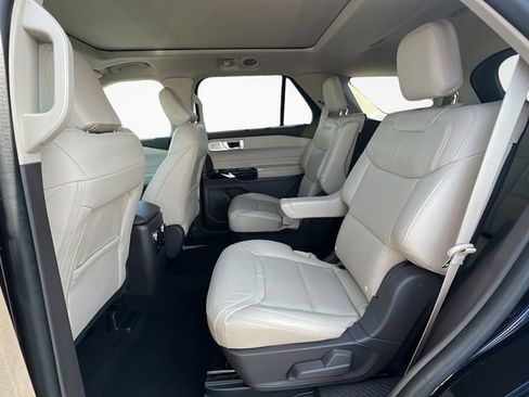 Used 2023 Ford Explorer Platinum w/ Technology Package AWD/4WD image 14