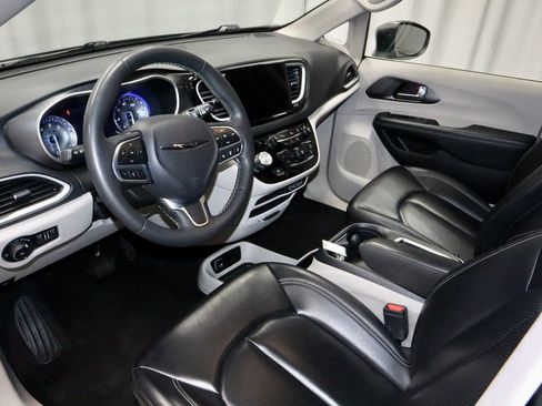 Used 2023 Chrysler Pacifica Touring-L image 24