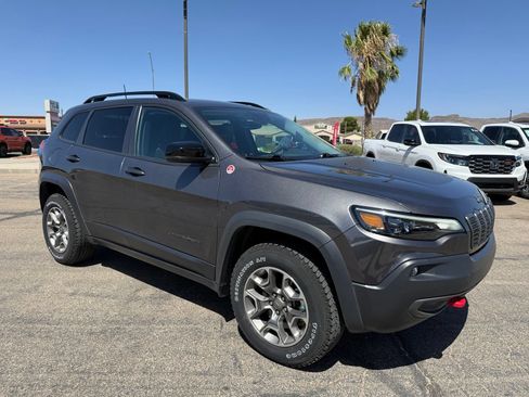 Used 2022 Jeep Cherokee Trailhawk w/ Comfort/Convenience Group AWD/4WD image 3