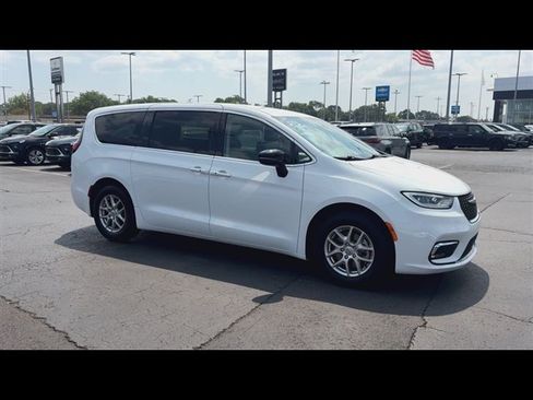 Used 2024 Chrysler Pacifica Touring-L FWD image 2