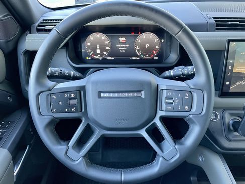 Used 2025 Land Rover Defender 110 X-Dynamic SE image 21