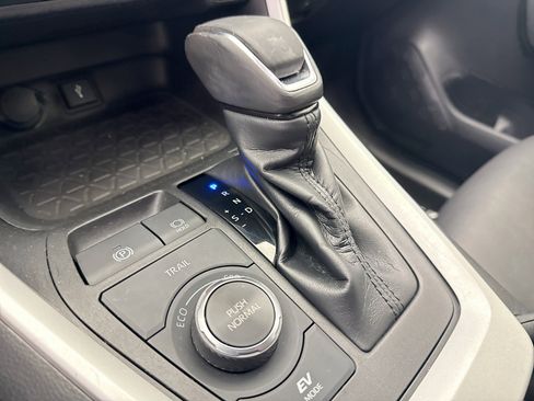 Used 2022 Toyota RAV4 XLE Premium AWD/4WD image 17