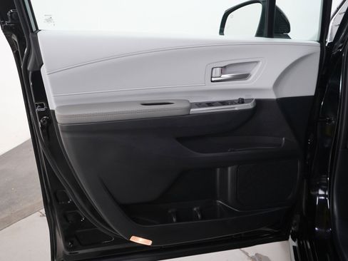 Used 2026 Toyota Sienna XLE AWD/4WD image 21