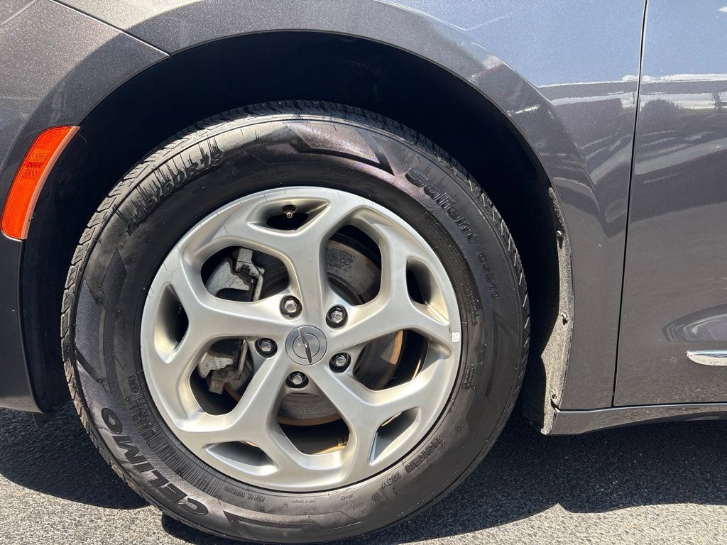 Used 2023 Chrysler Pacifica Limited FWD image 4