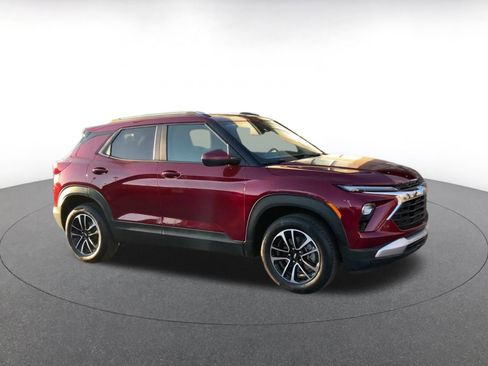 Used 2025 Chevrolet TrailBlazer LT image 2