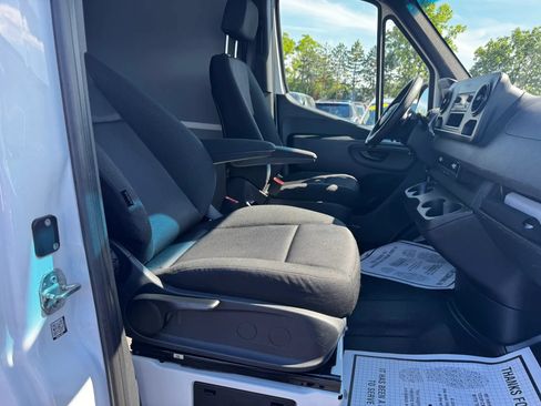Used 2021 Mercedes-Benz Sprinter 2500 image 11