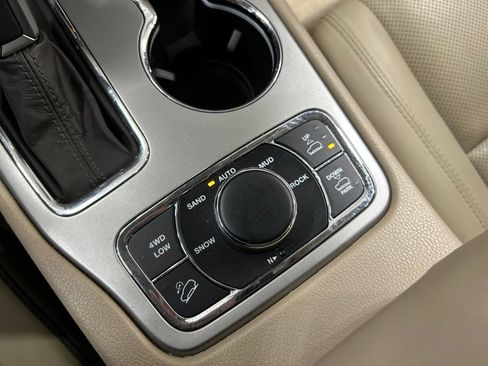 Used 2019 Jeep Grand Cherokee Overland AWD/4WD image 22