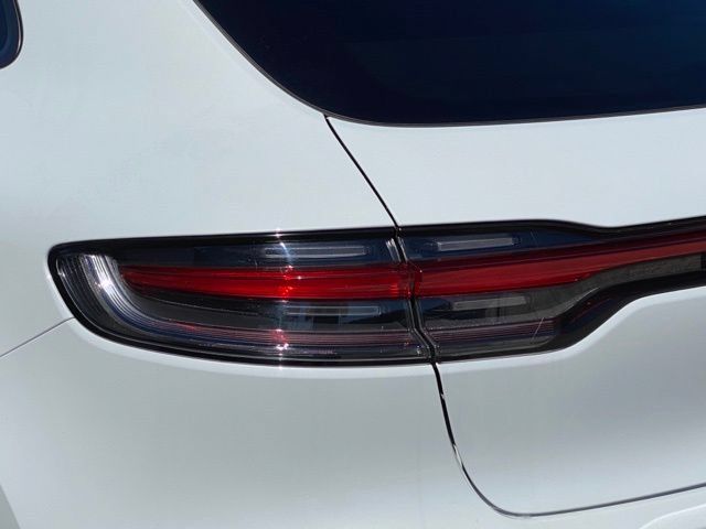 Certified 2025 Porsche Macan AWD/4WD image 32
