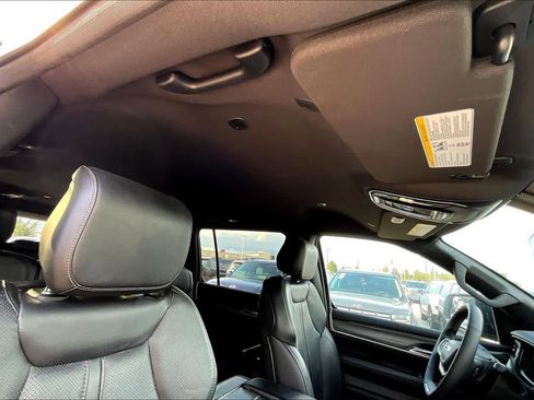 Used 2024 Jeep Wagoneer L Series II w/ Flexible Seating Group image 12