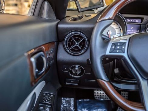 Used 2012 Mercedes-Benz SLK 250 image 34